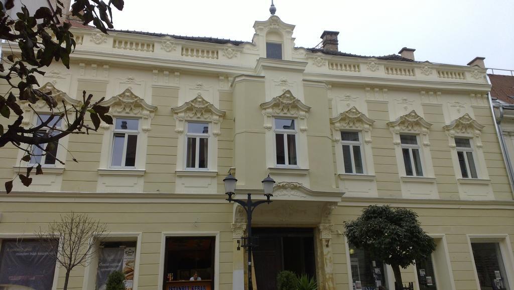 Baross Boutique Apartman 杰尔 外观 照片