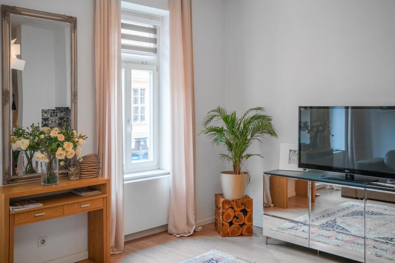 Baross Boutique Apartman 杰尔 外观 照片
