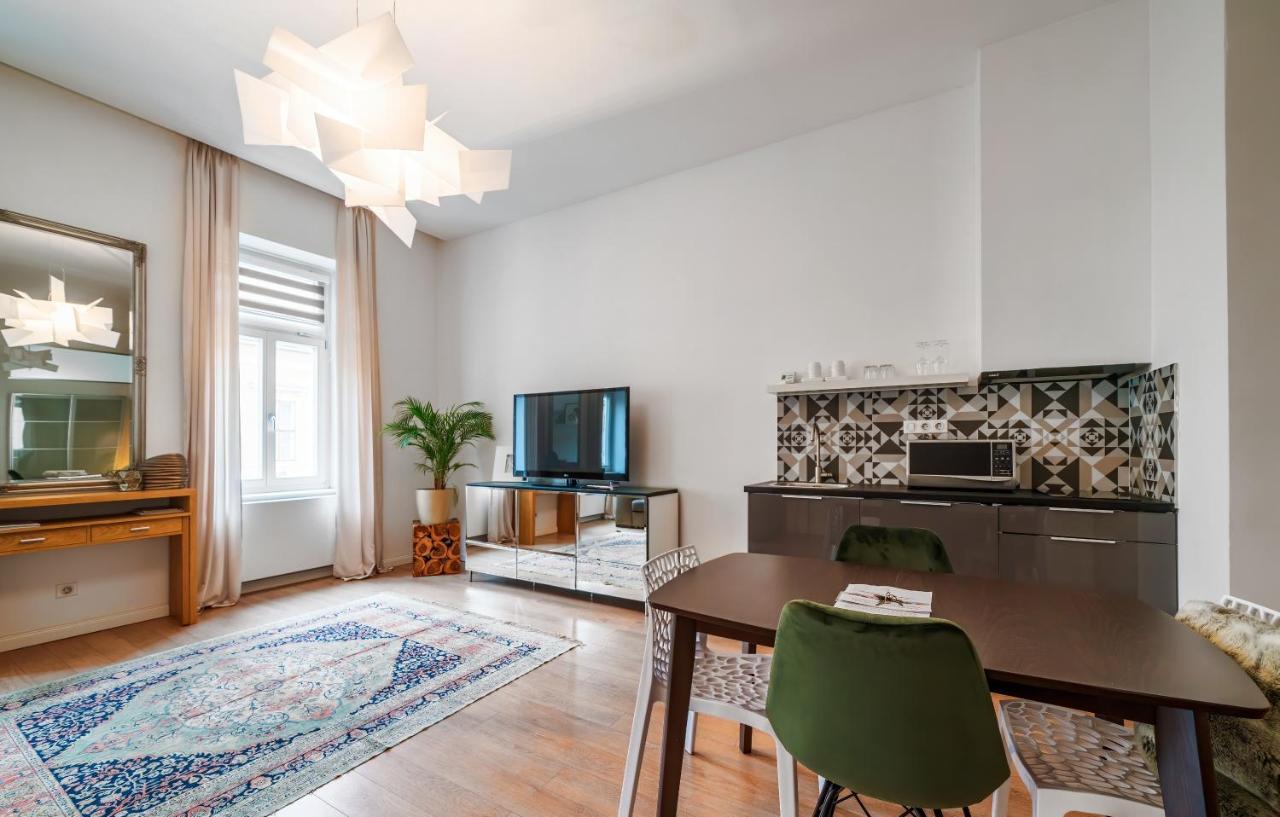 Baross Boutique Apartman 杰尔 外观 照片