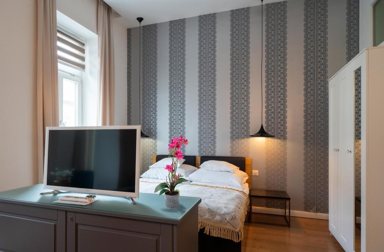Baross Boutique Apartman 杰尔 外观 照片