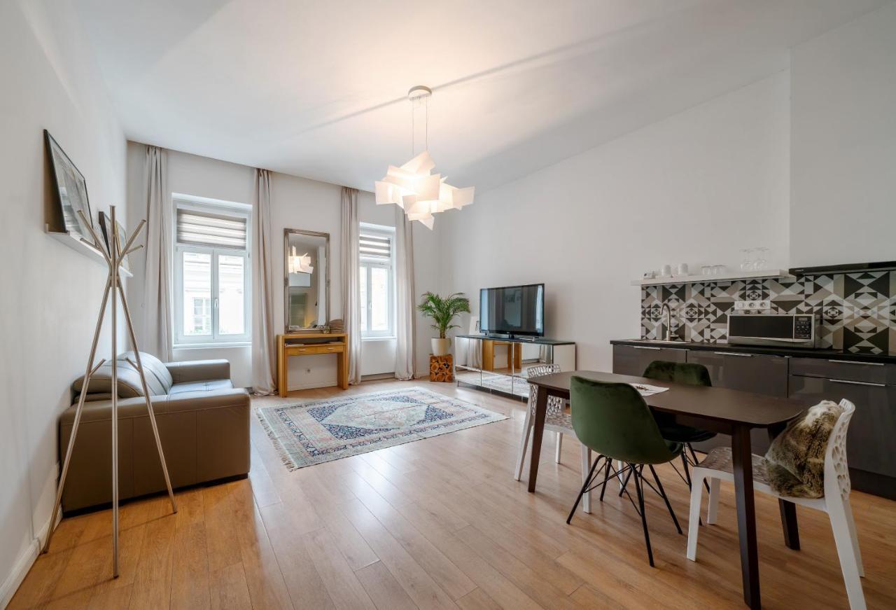 Baross Boutique Apartman 杰尔 外观 照片
