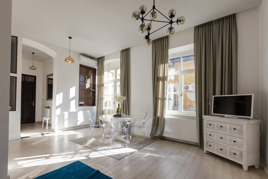 Baross Boutique Apartman 杰尔 外观 照片